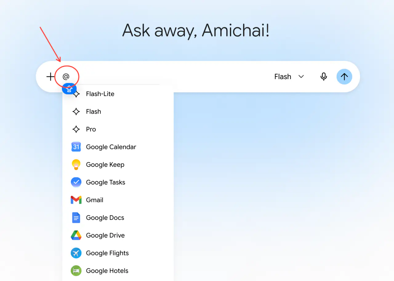 הקלדת @ בשורת הצ'אט של Gemini פותחת תפריט עם Google Calendar, Keep, Tasks, Gmail, Docs, Drive ועוד